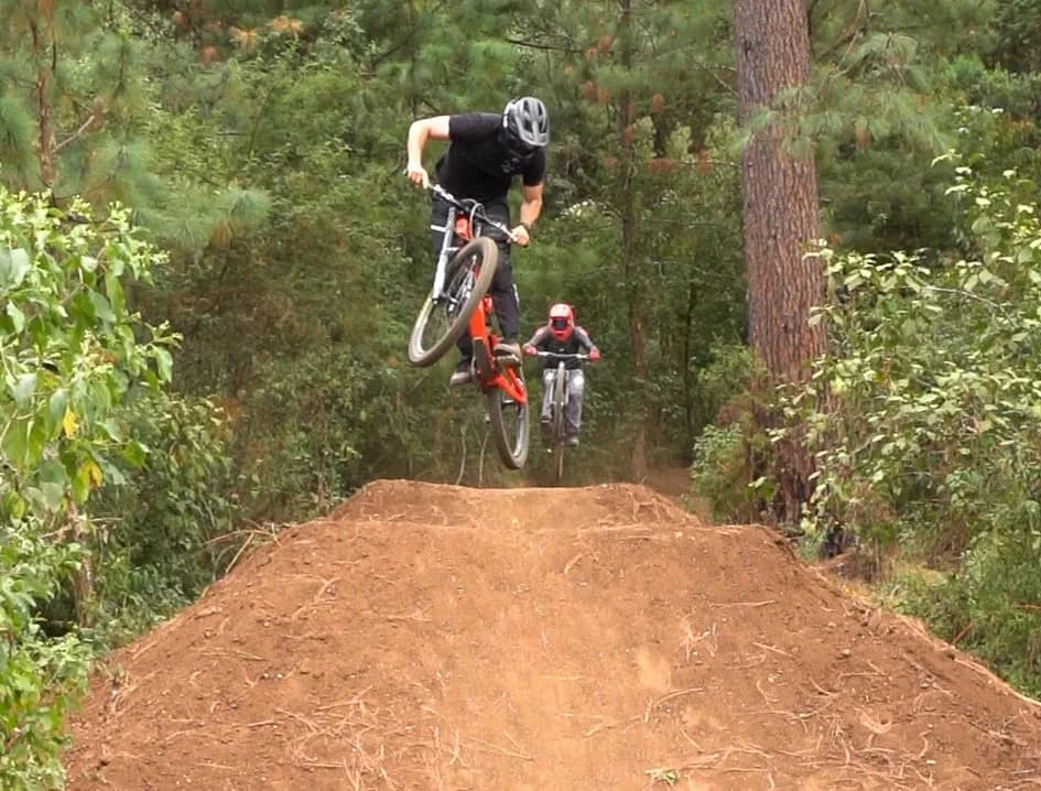 Ciclistas brincando en Terra Gravity Park en Mazamitla